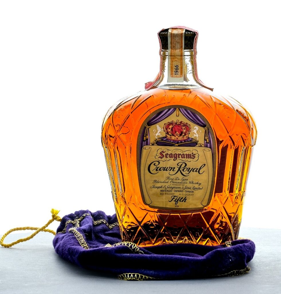 Seagram's Crown Royal Fine De Luxe Blended Canadian Whisky 1966